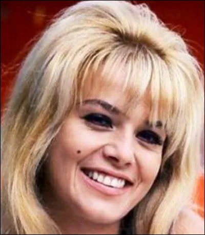 Qui est cette comédienne qui joue son propre rôle dans le film ''Pouce'' ?