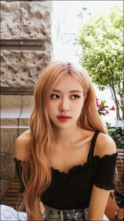 Rosé est la "unnie".