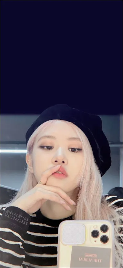 Où passe-t-elle son enfance ?