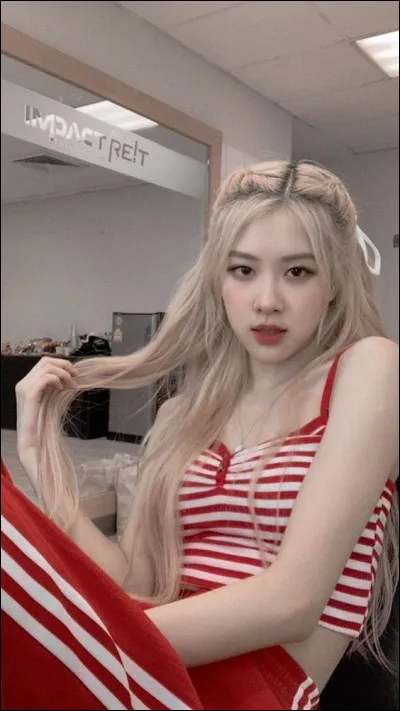 Étant petite elle apprend à jouer...