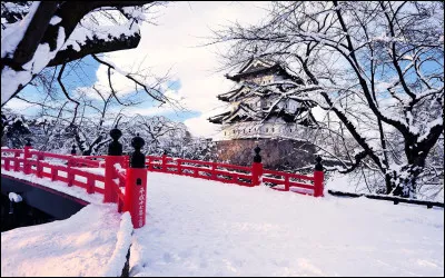 C'est une capitale de préfecture située au nord du Tohoku sur l'île principale japonaise Honshu. Dotée d’un port maritime réputé pour ses délicieux poissons, la ville attire les touristes en partie pour son célèbre festival d'été Nebuta Matsuri. Elle est l'une des villes japonaises les plus enneigées en hiver. À l'est de la ville, on découvre le temple Seiryu-ji qui abrite le plus grand Bouddha assis en bronze du Japon.
De quelle ville s’agit-il ?