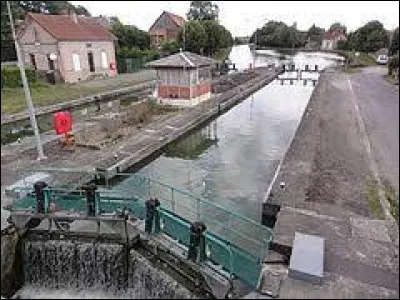 Nous sommes sur le canal de Saint-Quentin, à Fontaine-lès-Clercs. Village des Hauts-de-France, dans le Vermandois, il se situe dans le département ...