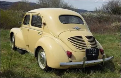 Encore une auto populaire des années 50 avec cette Renault 4 CV jaune pâle. Quel surnom familier donna-t-on à cette auto ?