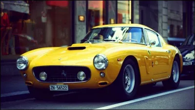 Quelle est cette auto jaune de sport ?