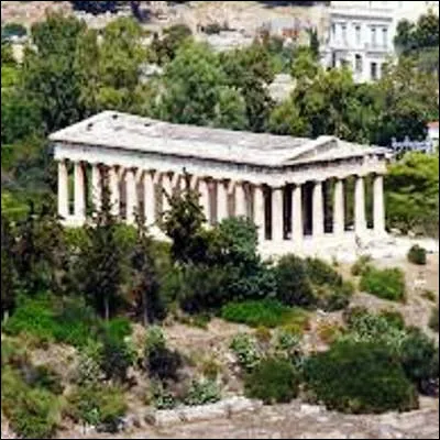 Comment sappelle la principale place dAthènes, sur laquelle se trouve lHéphaïstéion et la Stoa de Zeus ?