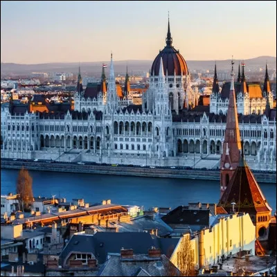 Quelle capitale dEurope de lEst est née en 1873 de la fusion de trois villes ?