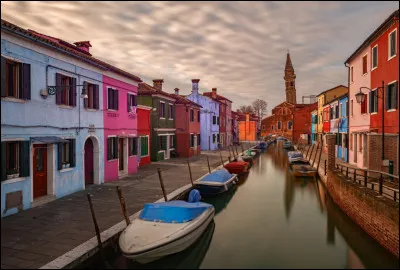 Quelle île située dans la lagune de Venise est connue pour ses maisons de pêcheurs colorées et ses dentelles ?