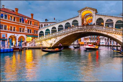 À Venise, quel est le nom du pont sur lequel sont établies plusieurs boutiques ?