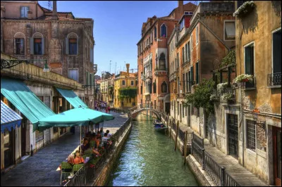 Quelle actrice accompagne Benoît Poelvoorde dans le long-métrage "Venise n'est pas en Italie" ?