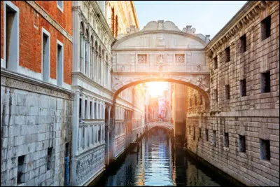 À Venise, le pont des Soupirs est ainsi nommé à cause des longs soupirs poussés par ...