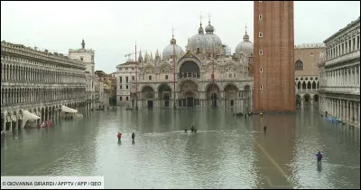 Quel est le nom du phénomène d'inondations régulières de Venise ?