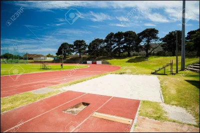 Vhoebe, magnifique berger malinois, a sauté une distance impressionnante en 2012. Combien, à votre avis ?