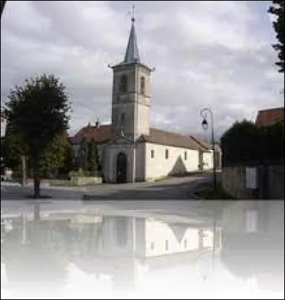 Vous avez sur cette image l'église Saint-Valentin, à Étaules. Commune de l'aire d'attraction Dijonnaise, elle se situe dans le départemennt ...