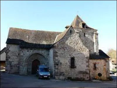 Nous sommes dans le Limousin, devant l'église Saint-Saturnin, à Saint-Cernin-de-Larche. Village inclus dans l'aire urbaine Briviste, il se situe dans le département ...