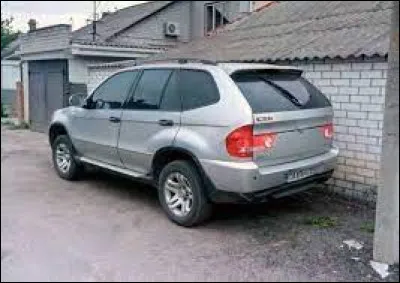 Celui-ci est un Shuanghuan Sceo. En plus de son nom imprononçable, il est la copie du ...