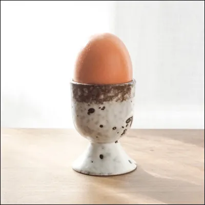 Dans quel objet est posé cet uf ?