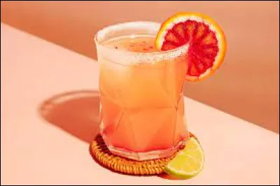 Le cocktail Paloma est à base de tequila et de limonade au pamplemousse.