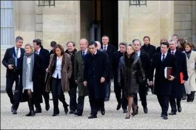 'Off the record' videmment, des conseillers ministriels somms de partir disent leur colre et leur amertume. Combien sont-ils  tre licencis pour raison conomique ?