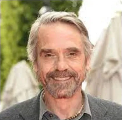 Qui est cet acteur britannique qui joue le rôle du narrateur dans le documentaire '' La statue de la Liberté'' ?