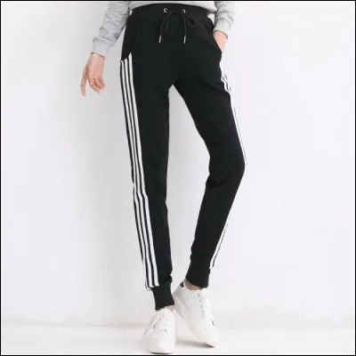 Stéphanie s'est acheté un nouveau survêtement. Il lui sera utile en cours...