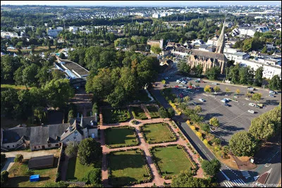 Cesson-Sévigné, 13 300 habitants et 6e ville du département, appartient à l'agglomération de ...