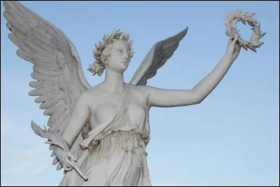 À quelle déesse grecque de la Victoire doit-on cette décoration 25 fois agrafée sur la croix de guerre de Georges Guynemer, consistant en une palme ?