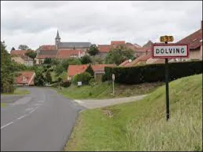 Je vous emmène maintenant en Lorraine, à Dolving. Village du pays de Sarrebourg, il se situe dans le département ...