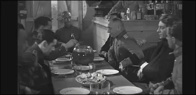 Dans quel film Jean Gabin est-il contraint de partager le repas avec l'ennemi ?