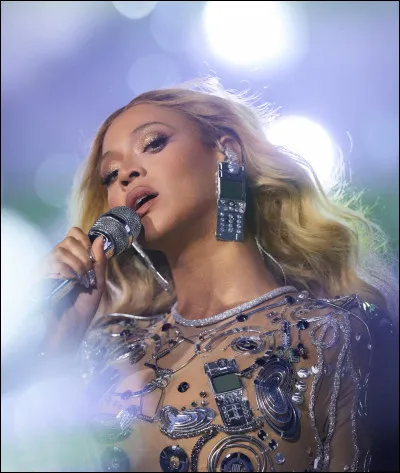 Avec qui Beyoncé collabore-t-elle sur son titre "BREAK MY SOUL (THE QUEENS REMIX)" ?