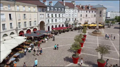 Quel parc d'attractions est situé à Marne-la-Vallée ?