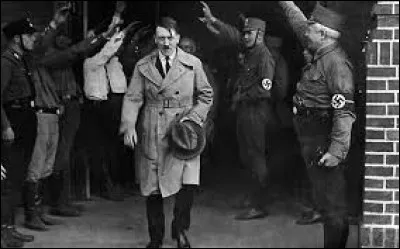 Combien de testicules Adolf Hitler possédait-il ?