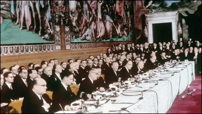 25 mars : Signature du traité de Rome.
4 octobre : Lancement de Spoutnik 1.
Humphrey Bogart et Christian Dior décèdent.