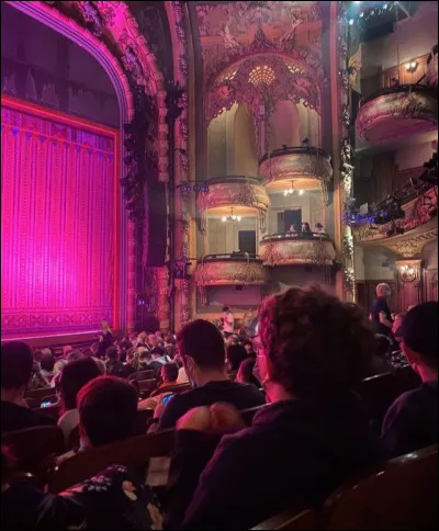 Tu es une actrice dans une pièce de théâtre et ton partenaire se trompe de réplique.
Comment réagis-tu ?