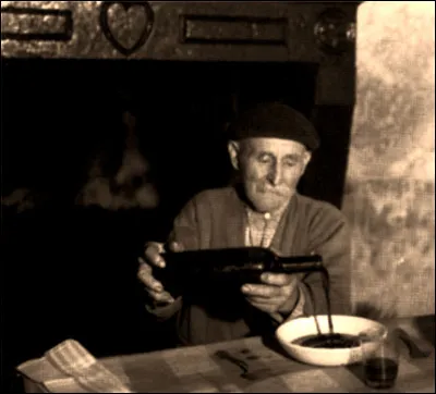 La sorte de bêche triangulaire et un peu courbée est un...