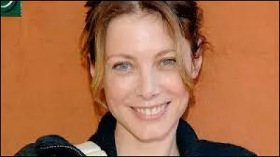 Qui est cette comédienne, héroïne de la sitcom ''Le Miel et les Abeilles'' ?