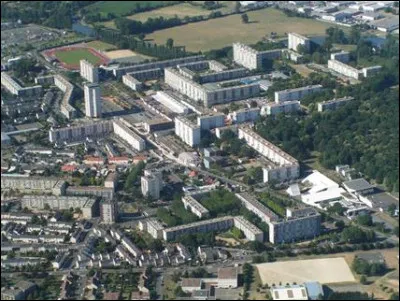 Où se trouve Allonnes, ville de 11 100 habitants ?