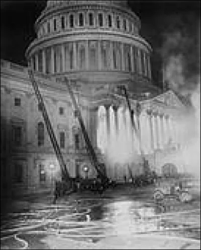 En quelle année le capitole du Dakota du Nord a-t-il été détruit dans un incendie ?