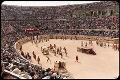 Quel terme latin désigne les jeux scéniques ?