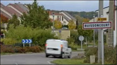 Nous sommes maintenant en Lorraine, à l'entrée de Buissoncourt. Village de l'aire d'attraction Nancéenne, il se situe dans le département ...