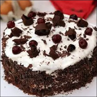 La forêt noire est une pâtisserie allemande constituée d'une génoise au cacao, fourrée de crème chantilly, de cerises, le tout recouverte de crème chantilly et de copeaux de chocolat. Avec quel alcool est imbibée la génoise ?