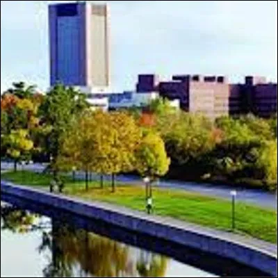 Quelle ville canadienne, fondée en 1826 sous le nom Bytown, possède le plus grand nombre de collèges, duniversités et dinstituts culturels du pays, dont lUniversité Carleton et le Musée des beaux-arts du Canada ?