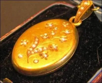 D'aprs la coutume, le jour du mariage, la marie doit porter quelque chose...