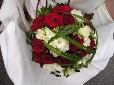 Selon une tradition ancienne, le bouquet tait cousu avec des :