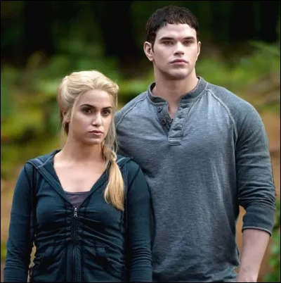 Pourquoi Rosalie a-t-elle décidé de sauver Emmett de l'ours ?