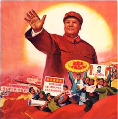 Quel surnom la propagande communiste a-t-elle donné au président Mao à l'apogée de sa splendeur ?