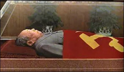 Mao décède en 1976 à l'âge de 82 ans après une longue maladie. Un mausolée exposant son corps embaumé honore sa mémoire. Saurez-vous reconnaitre le monument funéraire à la gloire du "Grand Timonier" située sur la place Tien Anmen ?