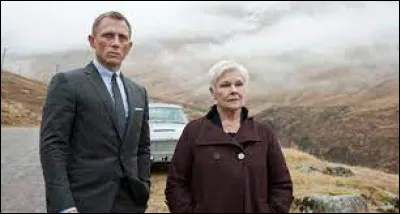 Quelle lettre est le nom de code de la directrice du 'Secret Intelligence Service' et donc le supérieur de James Bond ?