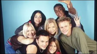 Quelle lettre se trouve avant le mot "club" pour obtenir le nom d'un groupe musical ?