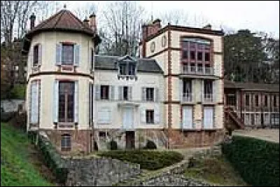 Vois avez sur cette image la maison d'Émile Zola, à Médan. Commune francilienne sur la rive gauche de la Seine, dans l'arrondissement de Saint-Germain-en-Laye, elle se situe dans le département ...