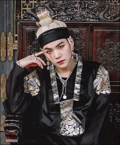 Dans quel clip Yoon-Gi est-il habillé en empereur ?